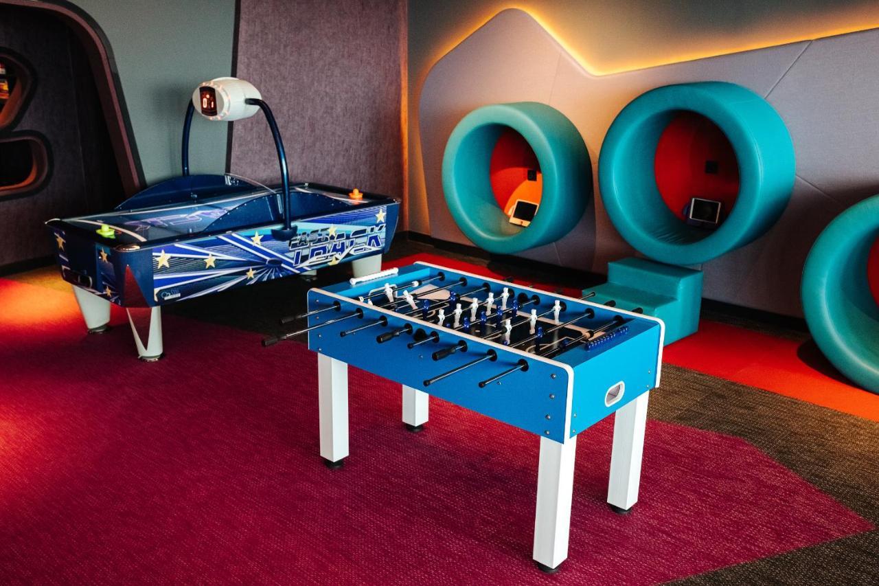 Hotel W Dubai - The Palm Esterno foto A foosball table