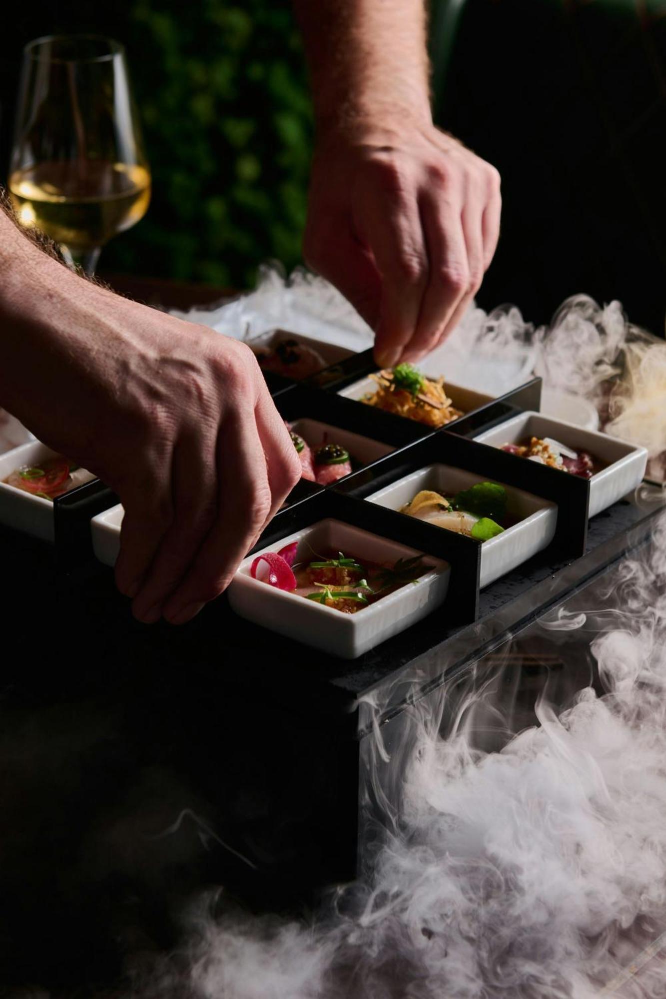 Hotel W Dubai - The Palm Esterno foto Chef preparing a sashimi platter