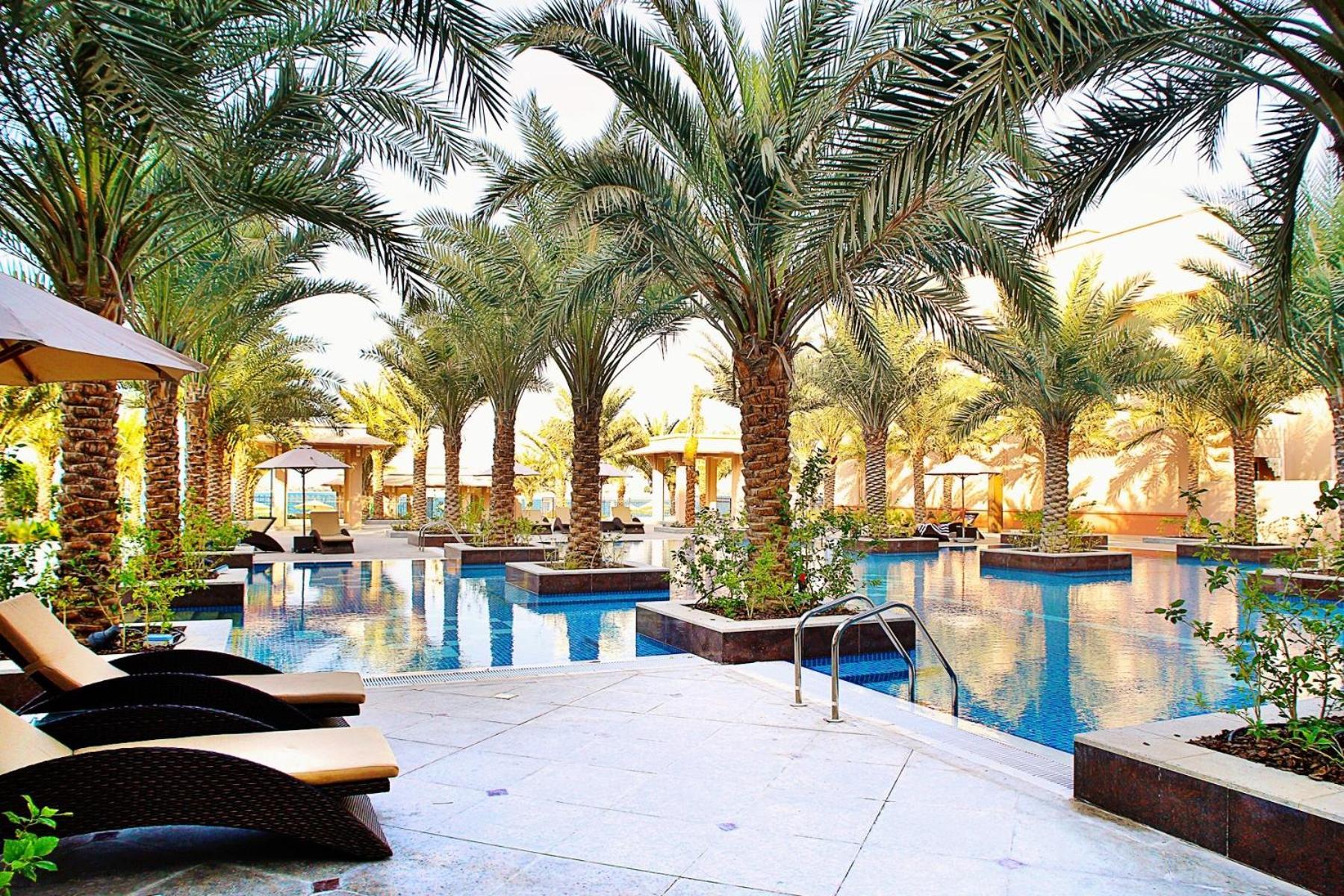 Hotel W Dubai - The Palm Esterno foto The swimming pool at the hotel